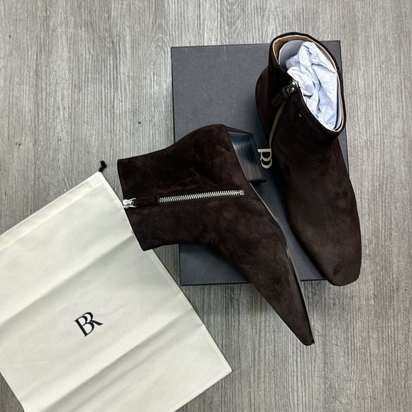 Banana Republic ITALIAN SUEDE ANKLE BOOT color dark brown - Picture 10 of 13